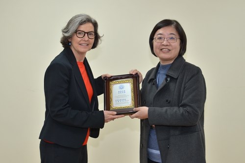 IFM Acting Director General Yang Hsiu-Lan presents a souvenir to Professor Carrie Sperling, co-director of the Wisconsin Innocence Project (WIP)