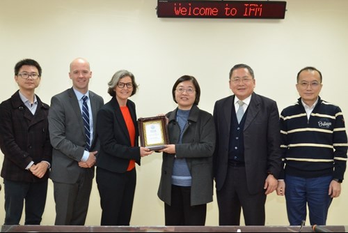 A group photo of IFM Acting Director General Yang Hsiu-Lan, former IFM Director General Tu Da-Ren, Professor Carrie Sperling, AIT Deputy Consular Section Chief Travis Sevy, TAI Director Lo Shih-Hsiang, and Forensic Pathology Division Chief Hsu Cho-Hsien.